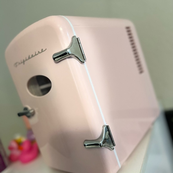 Mini skincare fridge - Picture 2 of 3